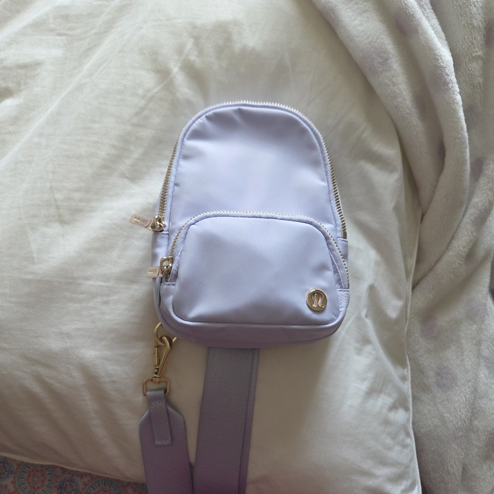 Lululemon Everywhere Sling Bag